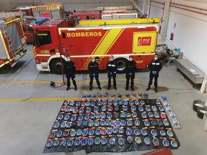 Bomberos de Almuñécar con las máscaras reunidas.