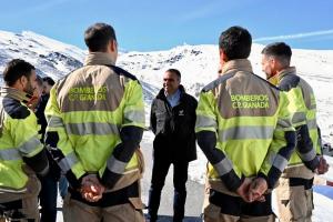El presidente de Diputación ha visitado este lunes el retén de la Sierra.