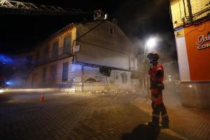 Bomberos de Granada actuando en Santa Fe tras los daños en un edificio por la serie sísmica. 