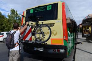 Los portabicis tienen capacidad para tres bicicletas. 