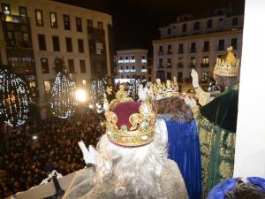 Los Reyes Magos en el balcón del Ayuntamiento de Granada. 