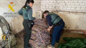 Agentes de la Guardia Civil con el cableado encontrado a la organización.