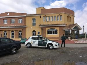 Una patrulla de la Guardia Civil, a las puertas de la residencia de Cájar.