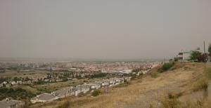 Calima que nublaba este domingo el cielo de Granada, vista desdes los Rebites. 