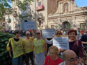 Activistas de La Calle Mata tras la acción en la Basílica de las Angustias. 