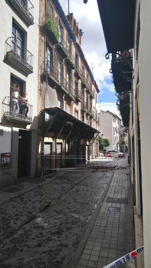 La Policía Local cortó calle Elvira ante el riesgo de derrumbe del edificio.