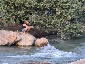 El río Genil, uno de los lugares donde buscar el fresco en Granada. 