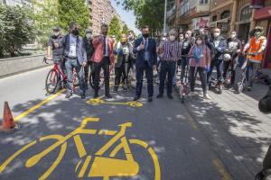 El alcalde y el concejal de Movilidad junto al grupo de ciclistas y usuarios de VPM en el Camino de Ronda, donde se pintan la nueva señalización vial.