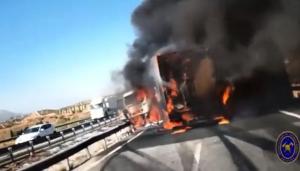 El camión, ardiendo en la calzada de la A-92.