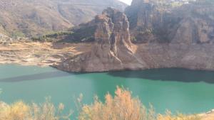 El pantano de Canales está ya a sólo el 28% de su capacidad. Las marcas en las rocas y la ladera muestran el nivel que ha perdido. Imagen tomada este sábado, 23 de septiembre.