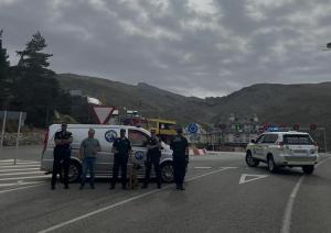 La unidad canina de la Policía Local de Monachil, junto al nuevo vehículo, y el alcalde.