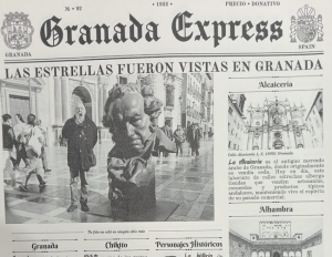 El profesor Luis Castellón posa para la prensa mundial al lado del Giligoya de Plaza Nueva.