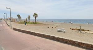 Playa de Carchuna, en la zona donde se ha prohibido el baño temporalmente.