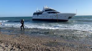 Yate encallado en Carchuna.
