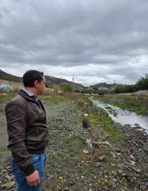 Carlos Terrón en el cauce del Río Verde.