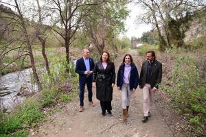 Autoridades de la Junta pasean por la senda fluvial junto al río Guadalfeo. 