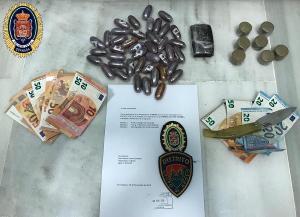 Droga y dinero intervenido a los detenidos.