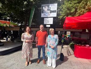 Las concejalas María de Leyva y Raquel Ruz con el ganador. 