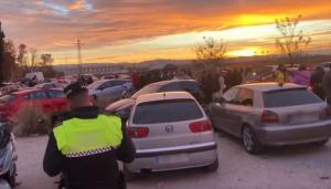 La Policía Local, durante la intervención para disolver la concentración de vehículos. 