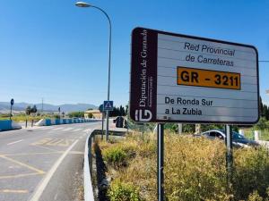 Cartel, en la entrada a la Carretera de la Zubia.