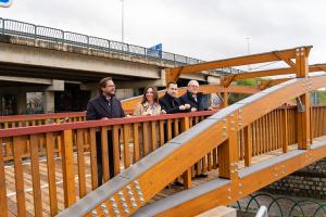 Autoridades de la Junta, en la nueva pasarela sobre el río Monachil. 