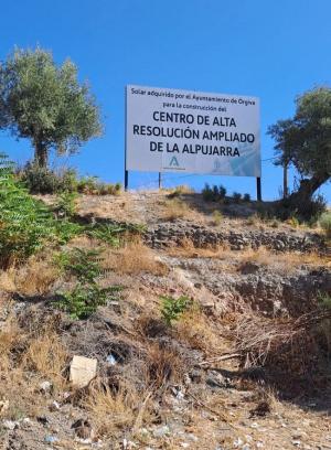 Cartel que anuncia el hospital, deteriorándose.