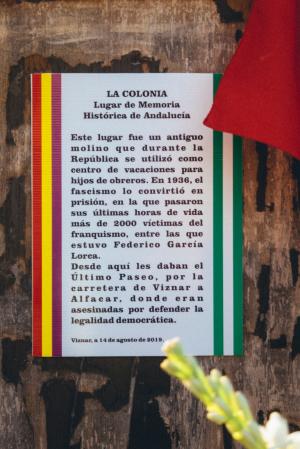 Cartel colocado en 2019 para reivindicar La Colonia como Lugar de Memoria. Fue arrancado por la extrema derecha en un intento de borrar la memoria.