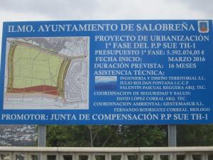 Cartel de las obras en la playa de Salobreña.