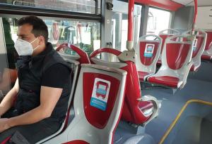 Interior de un autobús con los asientos señalizados. 