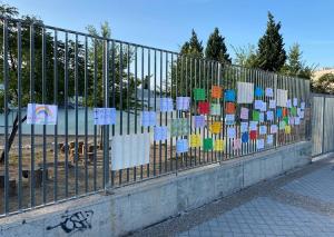 Carteles a las puertas del centro reivindicando desdobles y menos ratio.