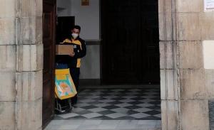 Un cartero recoge un paquete en las Comendadoras de Santiago.