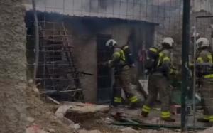 Bomberos acceden a la casa cueva incendiada. 