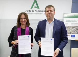 Rocío Díaz y José Morales muestran el documento de colaboración para la reforma. 