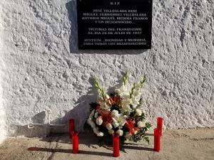 Imagen de unas flores depositadas, en un homenaje, a las víctimas enterradas en la fosa de Gualchos-Castell de Ferro.