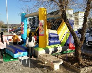 El castillo hinchable, instalado en la zona norte. 