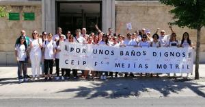 Integrantes de la AMPA La Pizarra Mágica, este jueves en la Delegación de Educación.