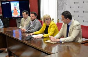 Presentación de la cena solidaria, con el jugador de baloncesto Pablo Aguilar en la pantalla. 