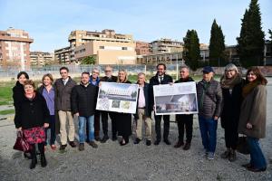Las autoridades junto a representantes vecinales en el solar.  