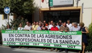 Concentracion en la puerta del centro de salud de Santa Fe.