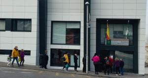 Colas a las puertas de un centro de salud metropolitano. 