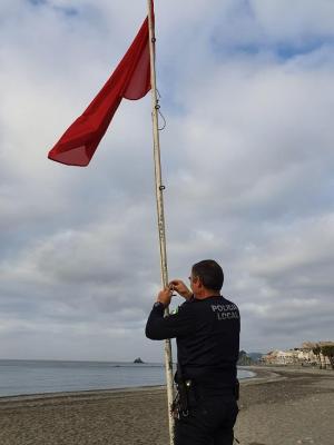 Izado de la bandera roja en Almuñécar el pasado 14 de marzo.