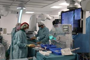 Cirujanos vasculares durante una intervención transmitida online.