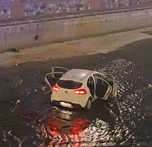 El vehículo ha caído al río a la altura de los Escolapios.