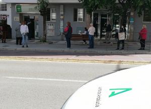 Cola a las puertas del centro de salud de Góngora.