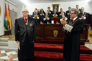 Fernando Mir, ovacionado por sus compañeros tras recibir la insignia.