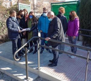 Responsables municipales supervisan las reformas realizadas en el colegio.