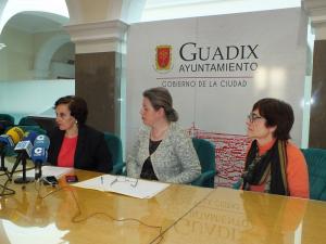 La alcaldesa con la directora del centro y la representante de la Institución Teresiana.