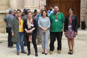 María del Carmen Pérez, en el Parlamento, con representantes de los padres y madres del centro.