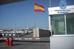 Entrada a la Comisaría Provincial de Granada, donde se entregó al menor. 