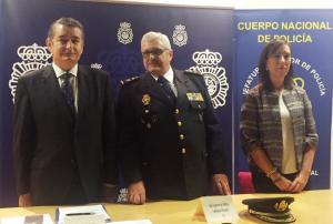 El nuevo comisario provincial, entre Antonio Sanz y Eva Blanco.